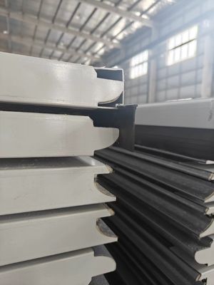 درب های گاراژ قسمتی با نوارهای مهر و موم EPDM در همه طرف برای مهر و موم خوب